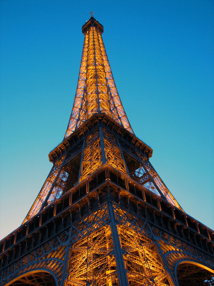 Photo of the Eiffel Tower all lit up at dusk