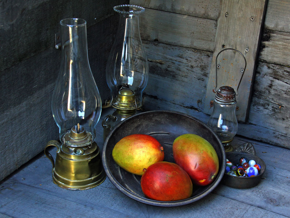 Photo of mangos, iron dishes, marbles, hurricane lamps
